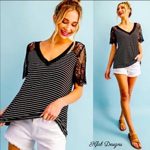 Classy🔥Black&white striped top w/lace sleeves🔥
